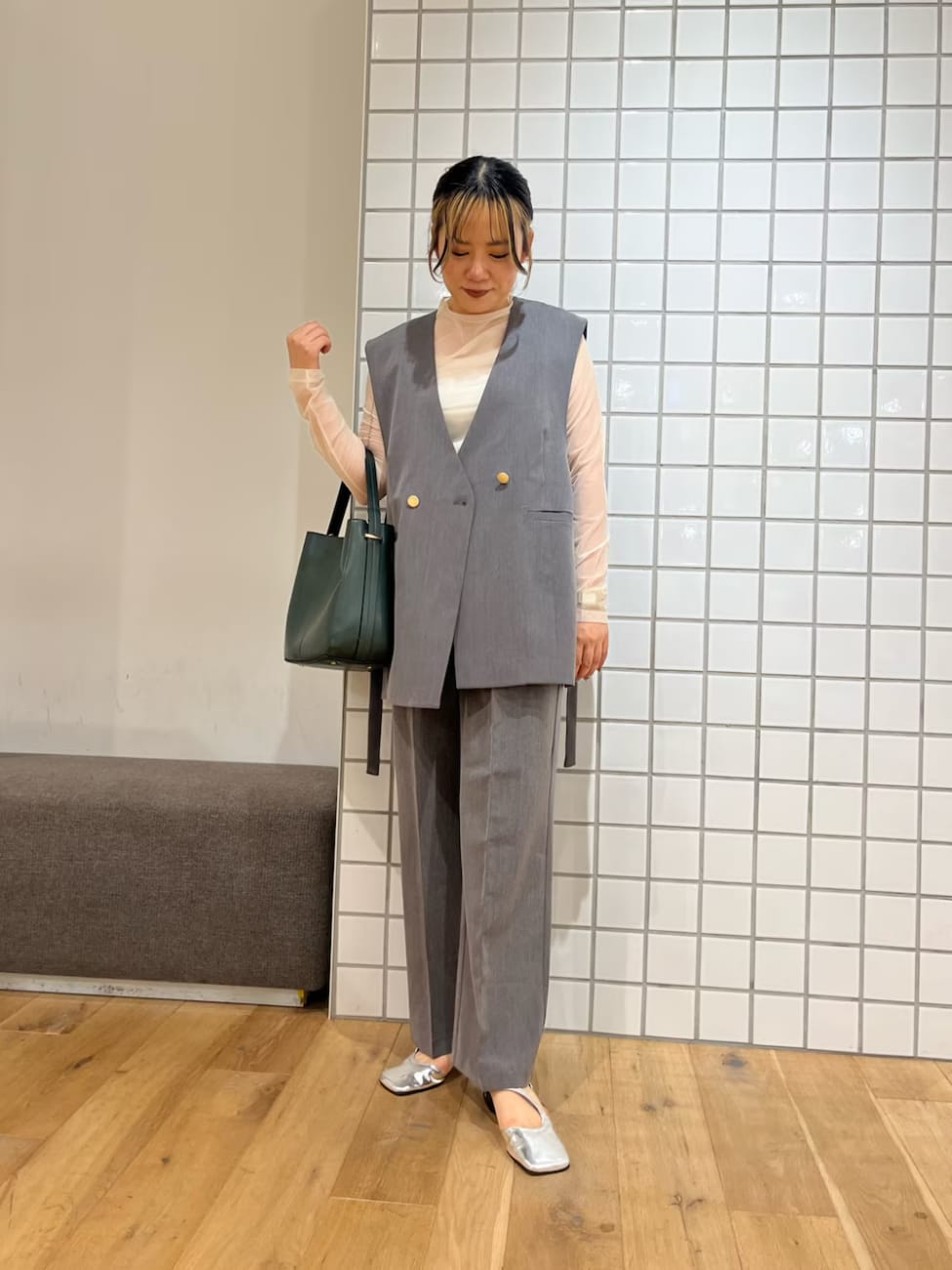 ▼ベスト×パンツスタイルでスマートに