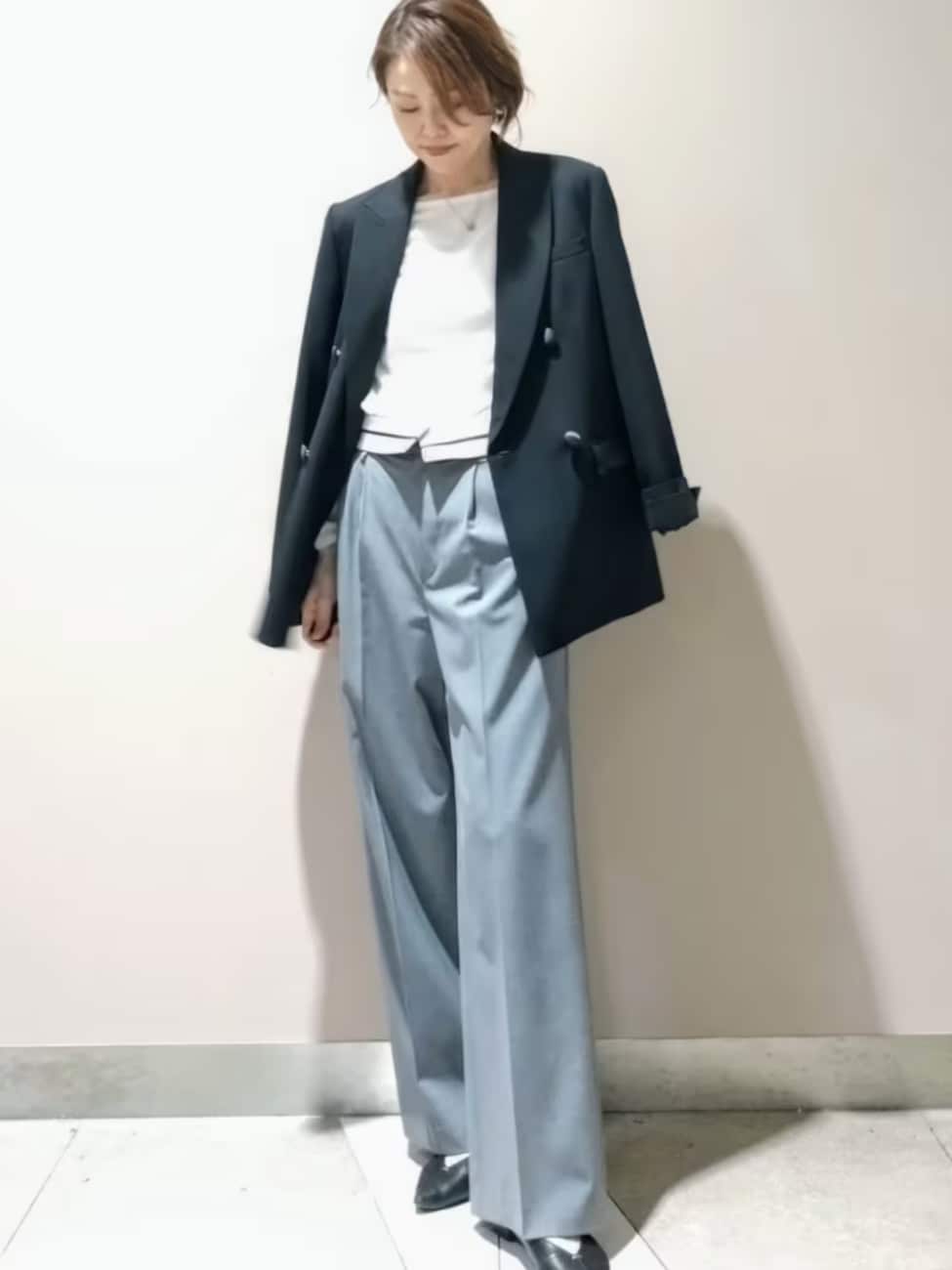 ▼ジャケットをさらっと羽織るだけでフォーマル寄りの服装に