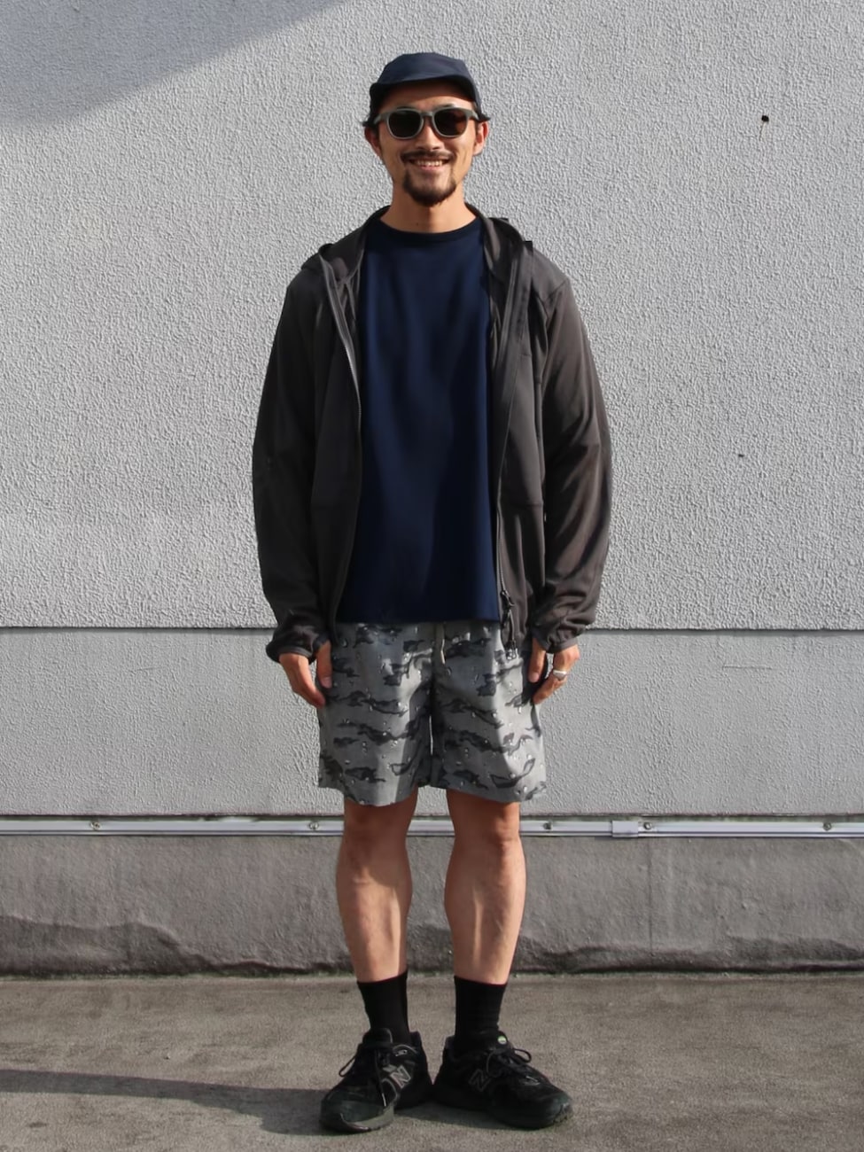 ▼黒メッシュジャケット×黒Tシャツ×プリント柄ハーフパンツ