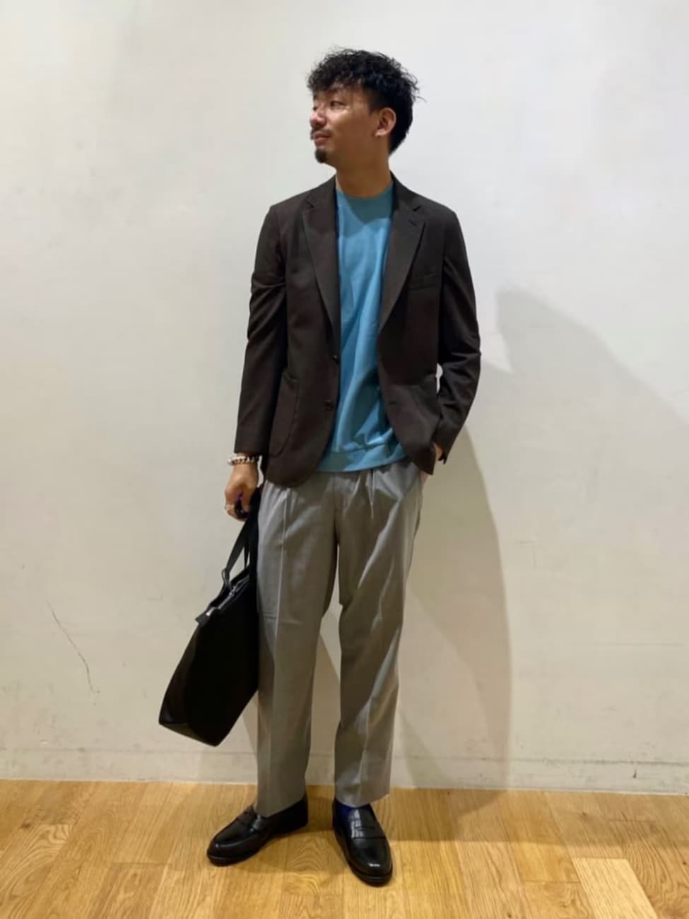 ▼パキッとしたブルーのトップスでバランスを取って
