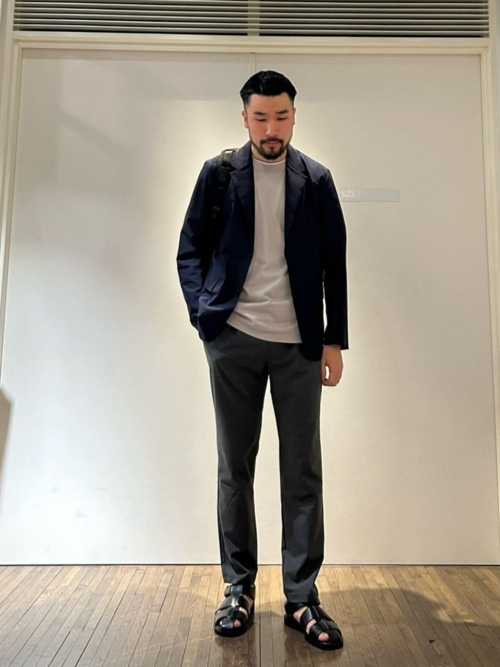 〈サンダル〉オフィスカジュアルのメンズコーデ