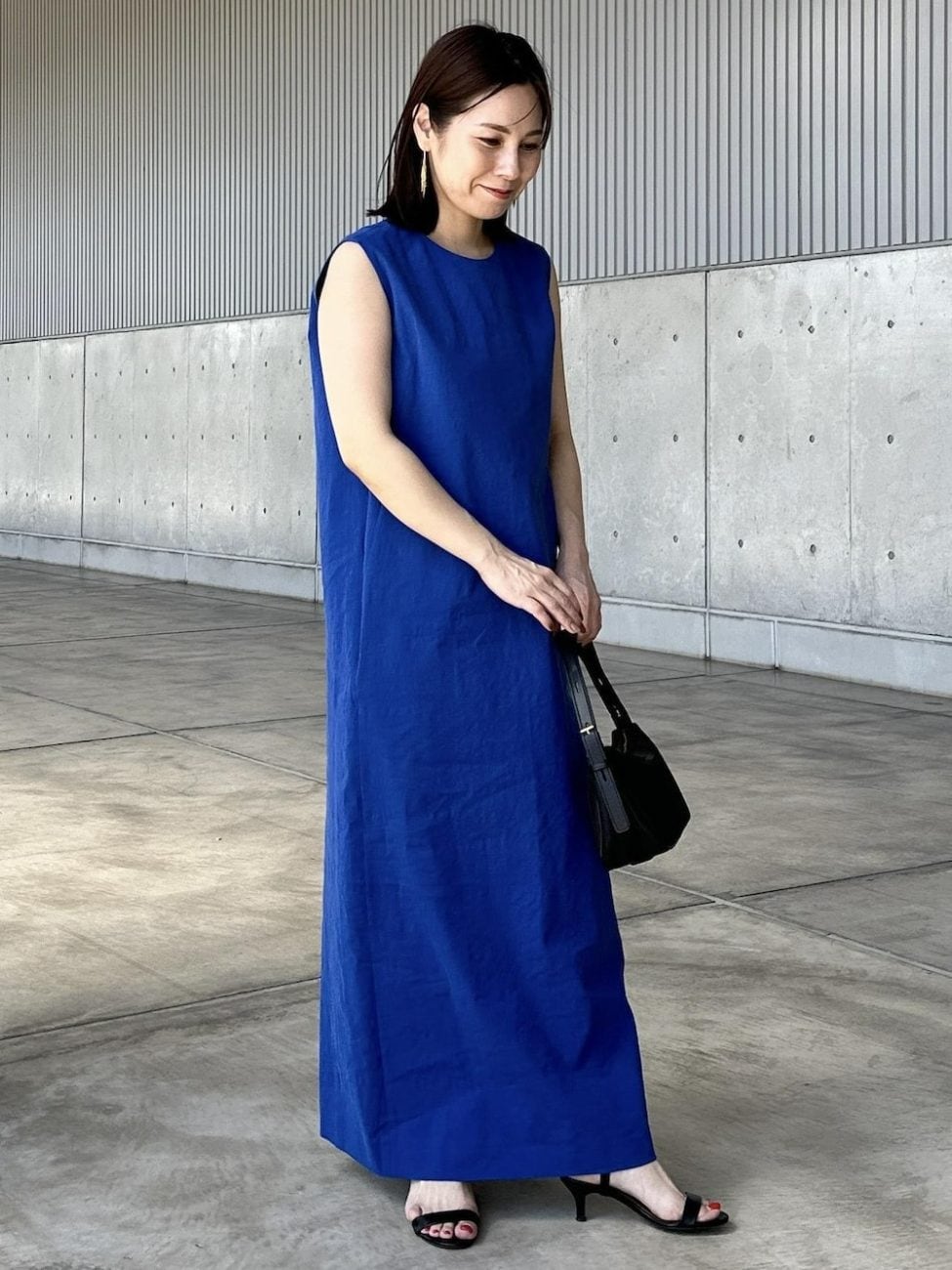 〈11〉シンプルな装いでワンピースを引き立てる