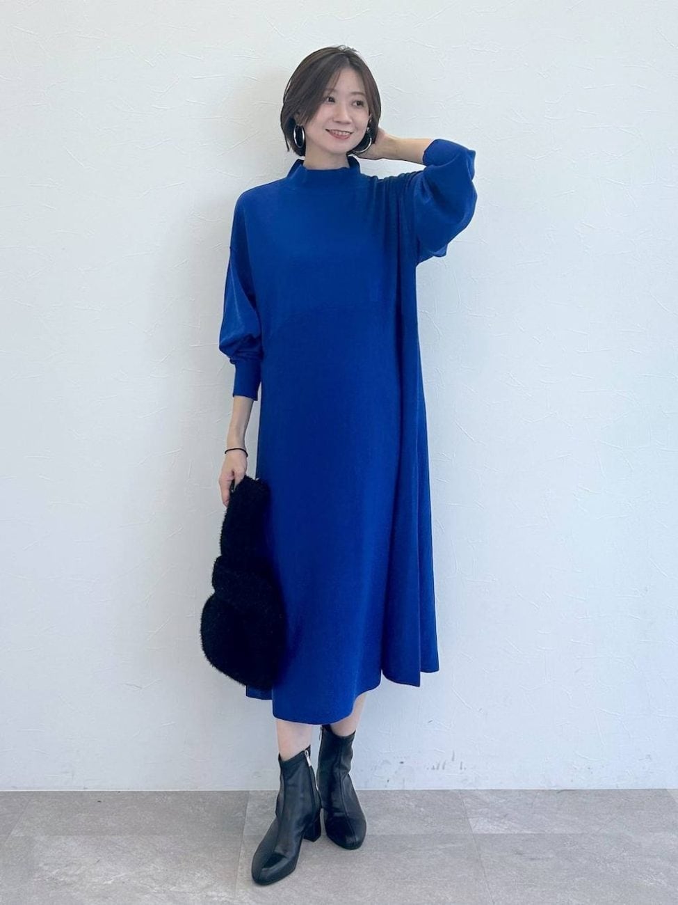 〈3〉きれい色のニットワンピースで40代らしい品をまとう
