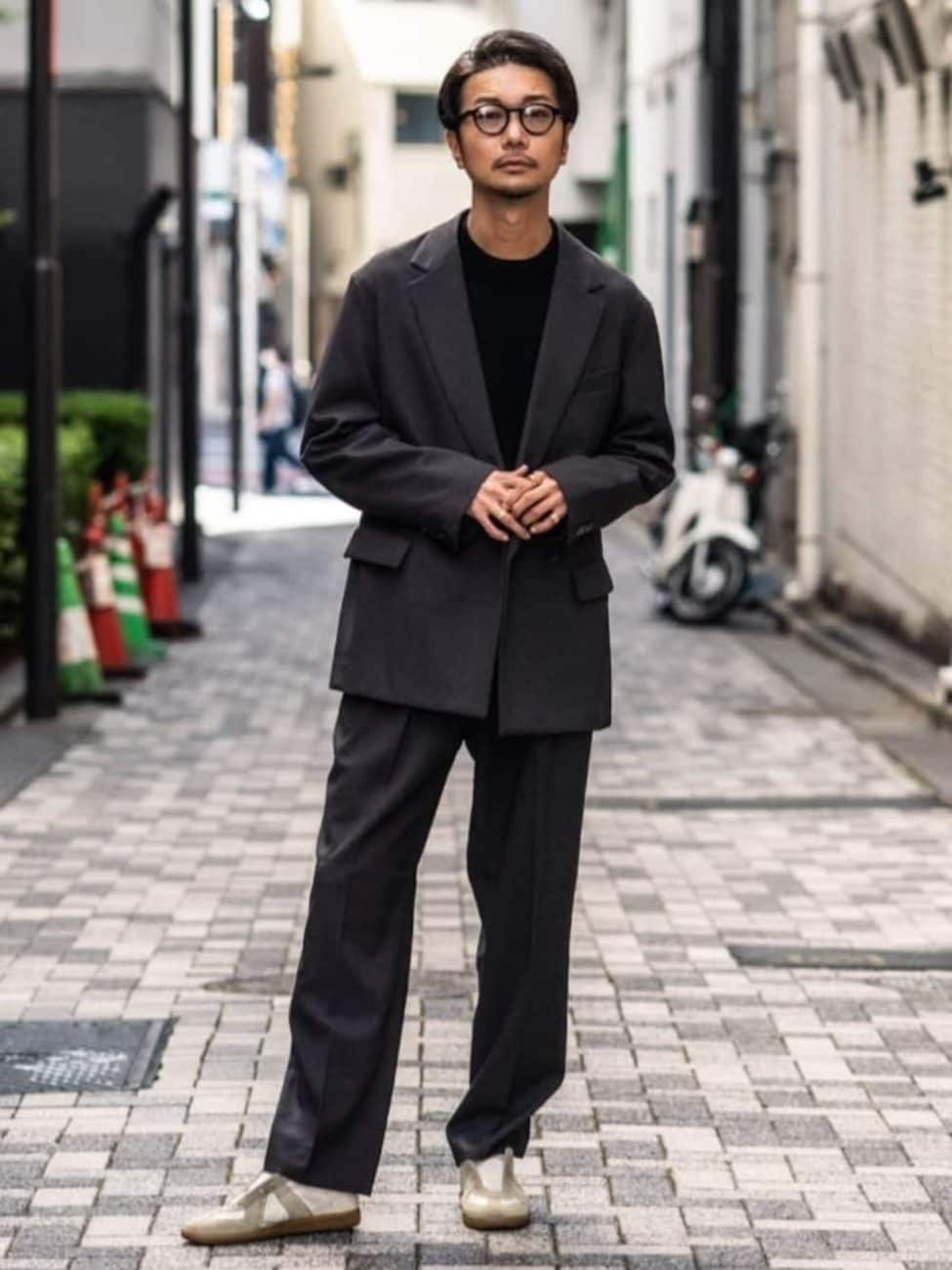 〈スニーカー〉オフィスカジュアルのメンズコーデ