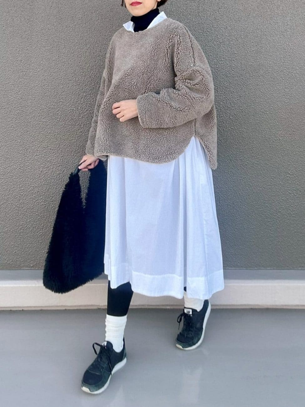 〈7〉軽やかなシャツワンピースで着ぶくれ感を軽減