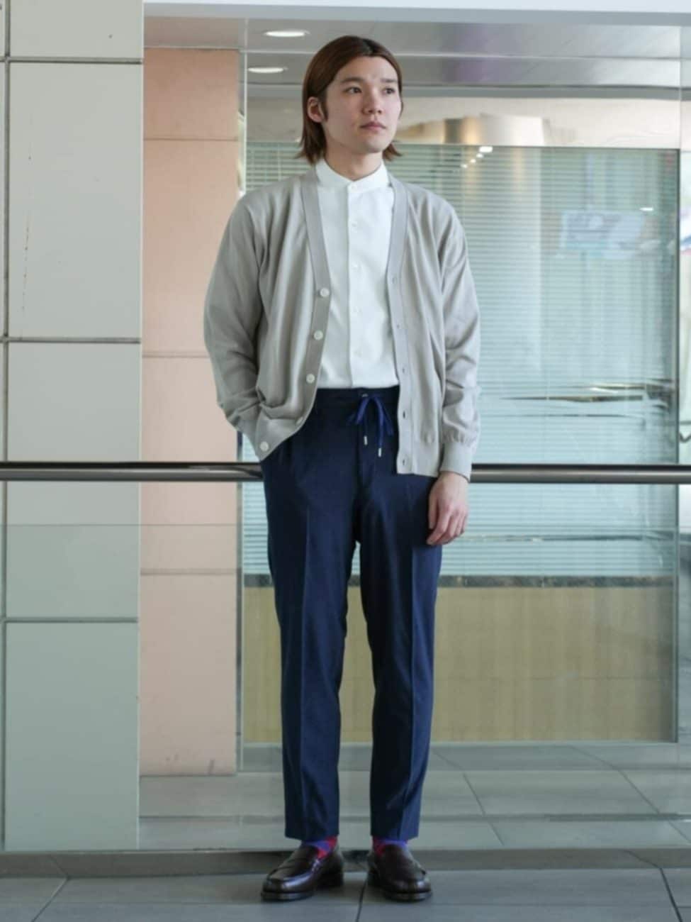 〈カーディガン〉オフィスカジュアルのメンズコーデ