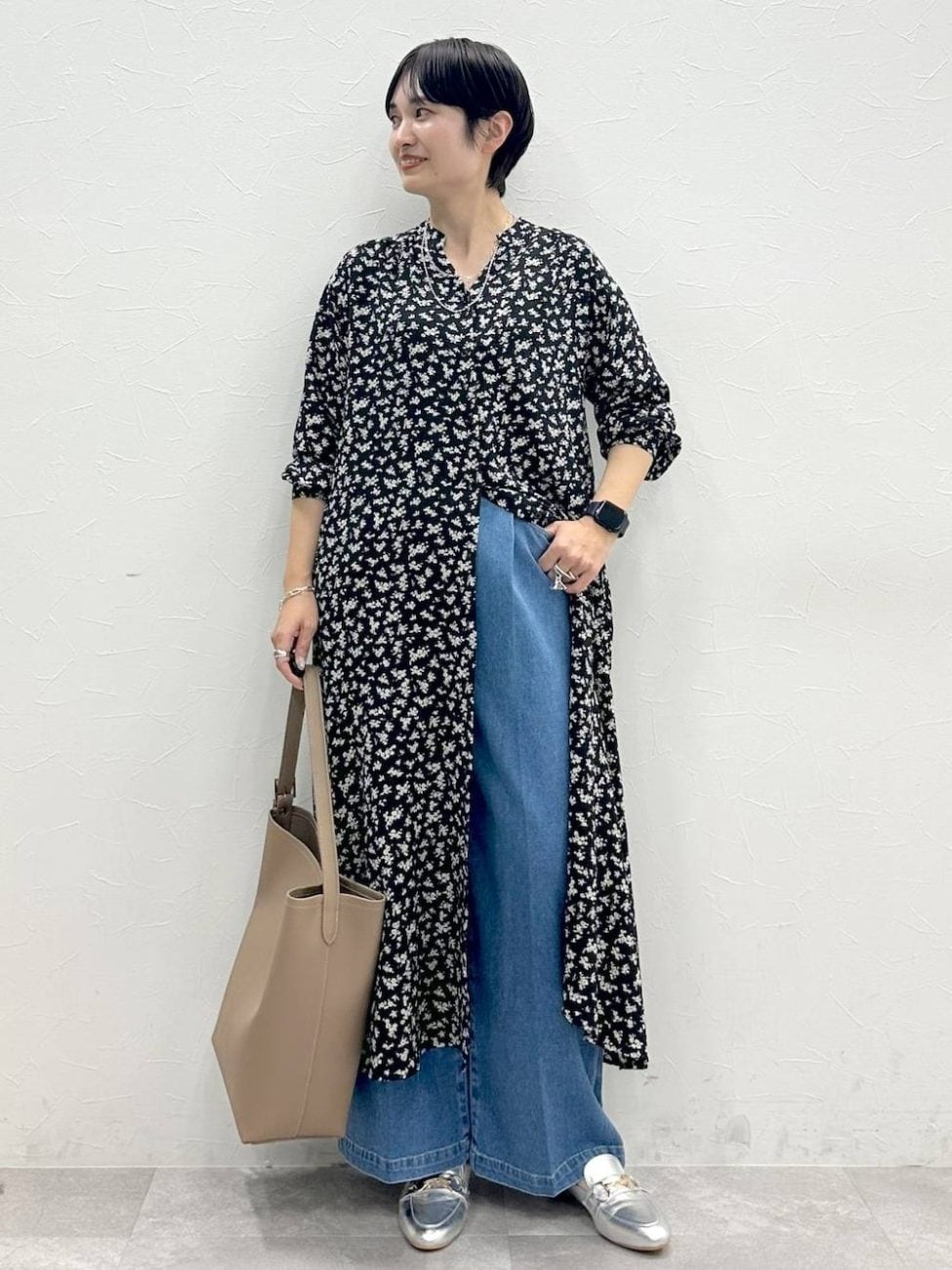 〈4〉花柄のワンピースを40代ならではの甘めコーデに
