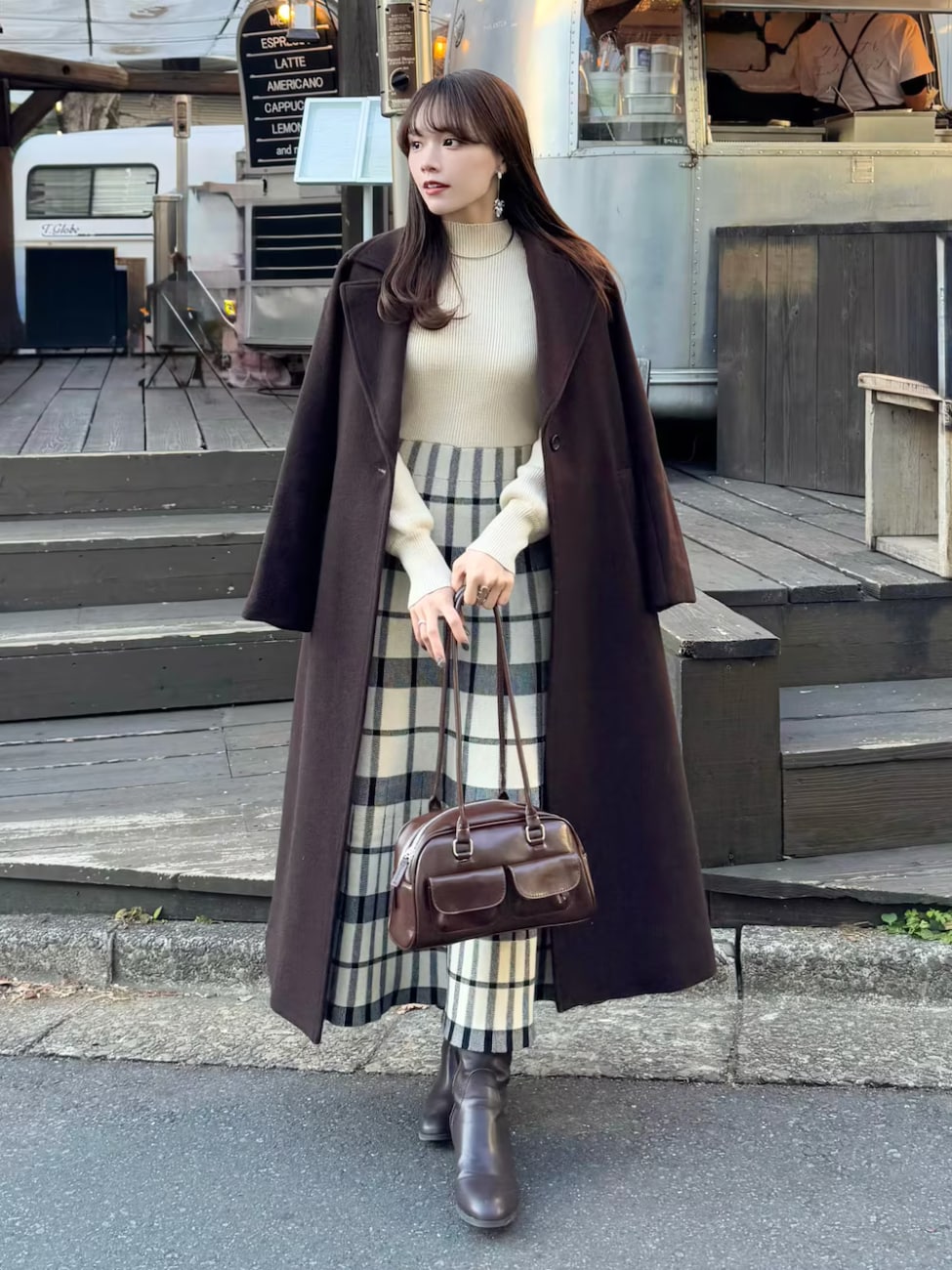 ▼ワンピースを主役にした女性らしいトラッドスタイル