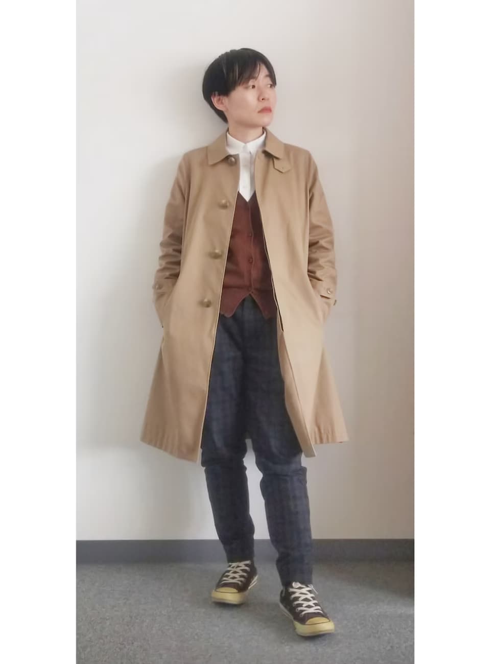 ▼ベージュのロングコート×チェックパンツでシンプルに