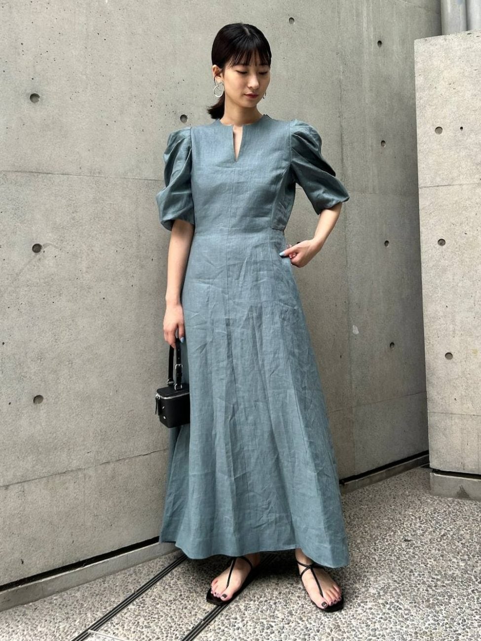 ▼美シルエットのワンピースを主役にしたコーデ