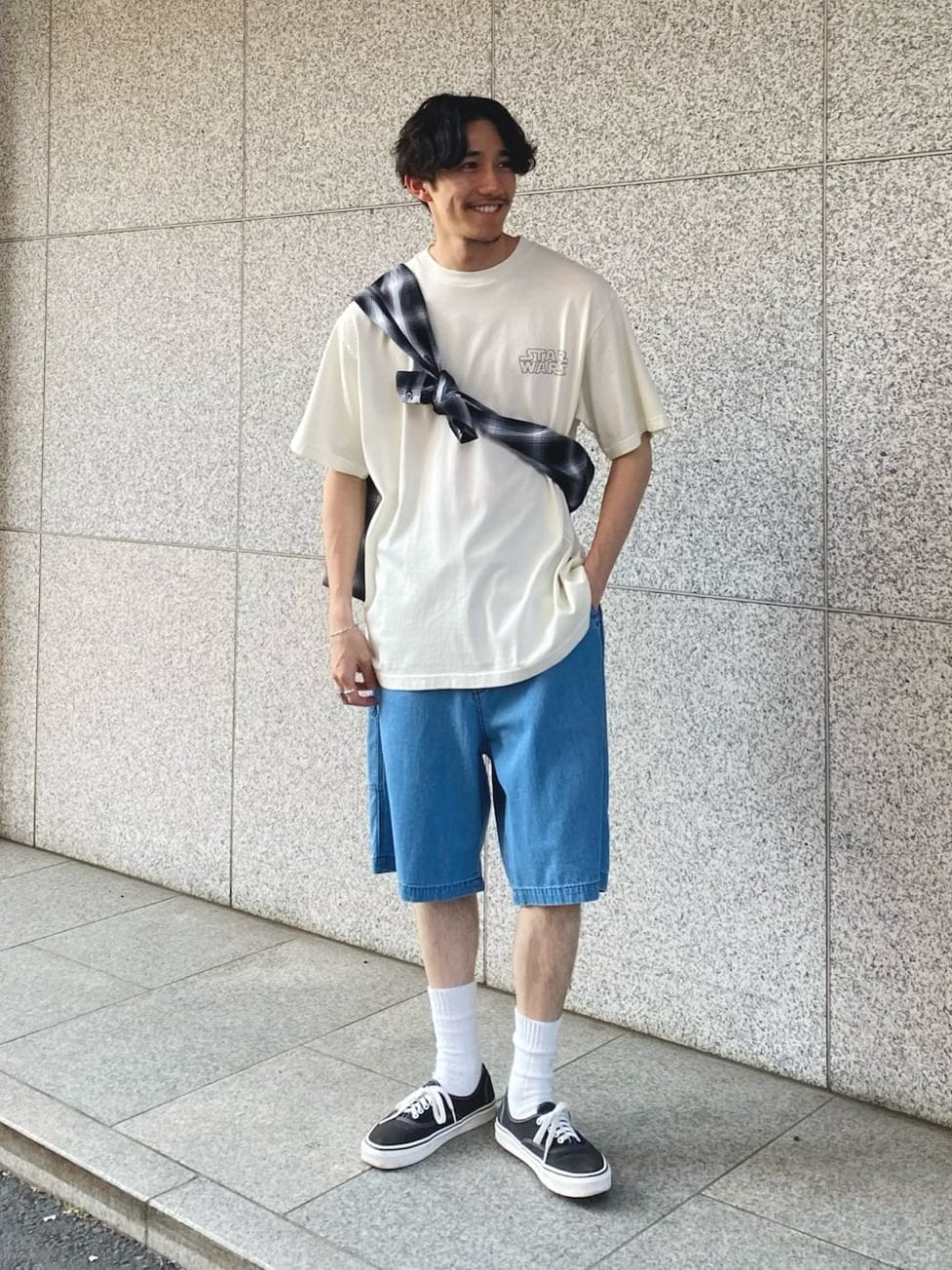 ▼シャツでコーデを引き締め