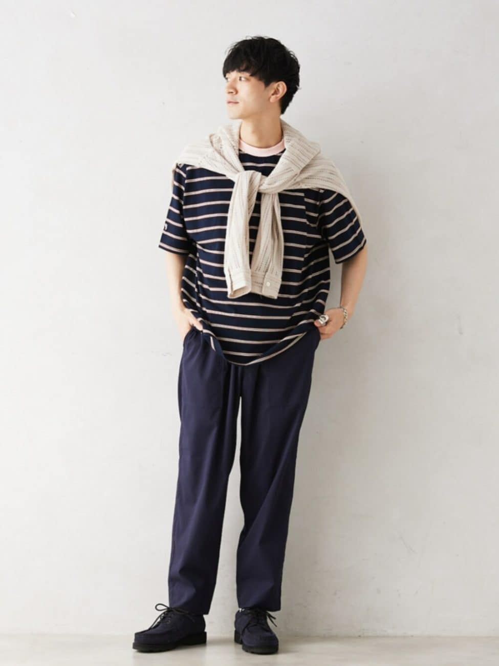 ▼肩に巻いたシャツでアクセントを