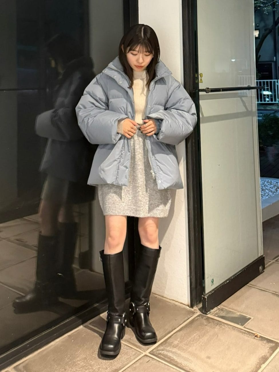 ミニスカートでアウターの重厚感を払拭