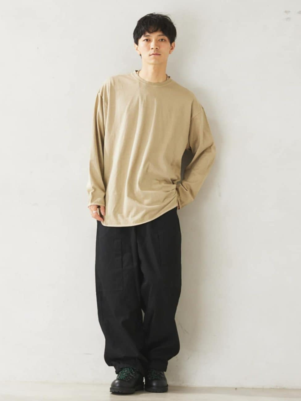 ▼Tシャツでパンツの重厚感を払拭