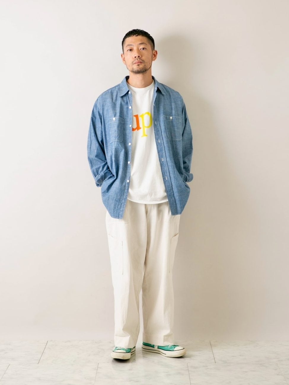 ▼シャンブレーシャツで洗練コーデ