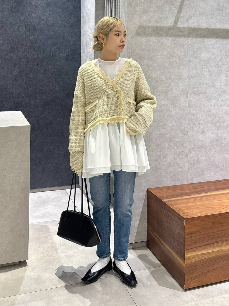 スリムなデニムパンツですっきりと見せる