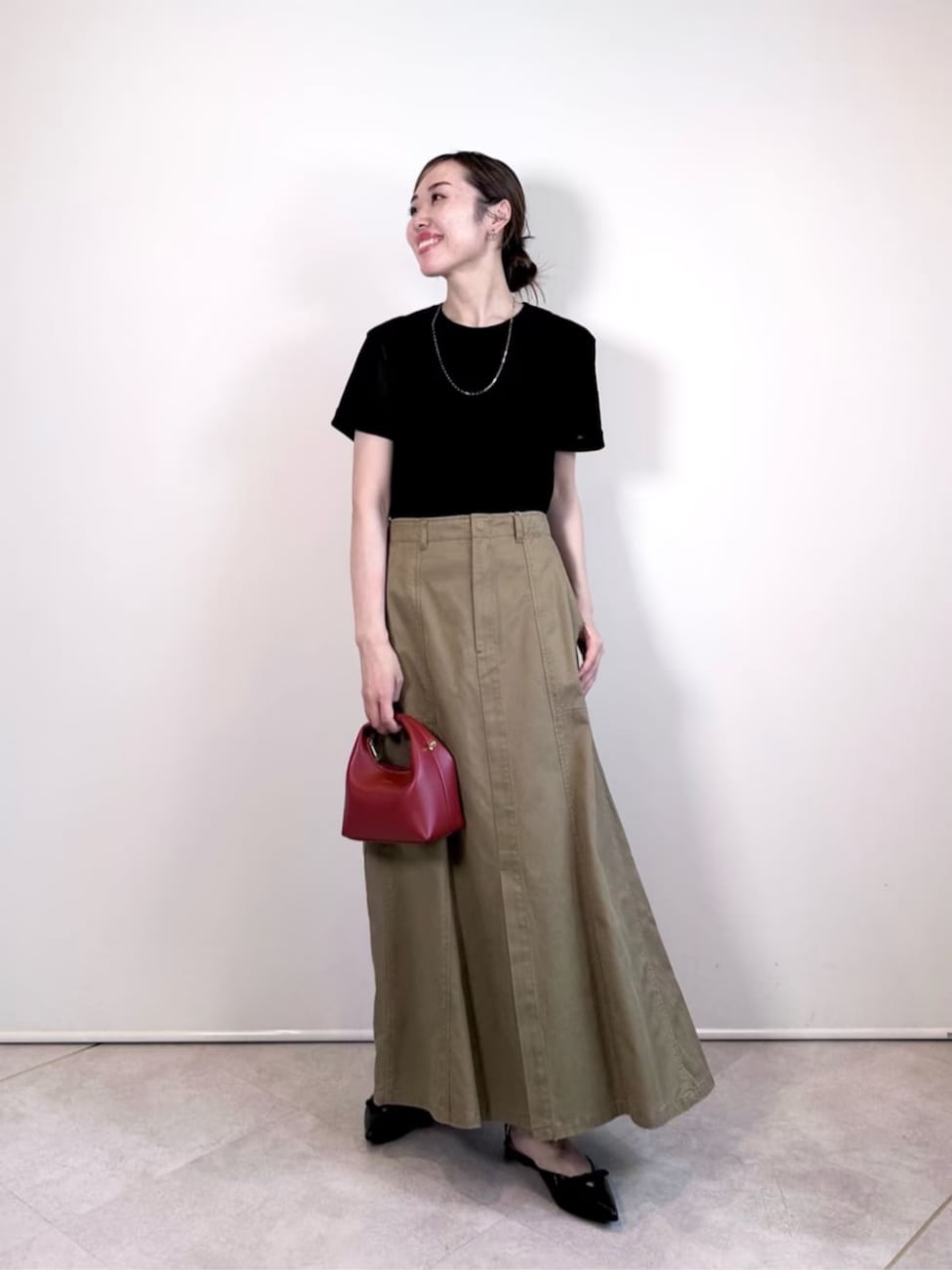 ▼シンプルなのに洗練された黒カットソー×チノスカートコーデ