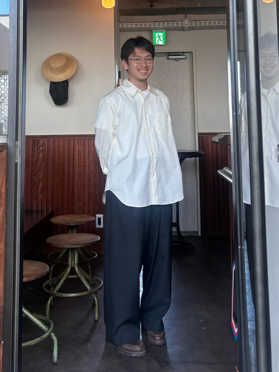 ▼爽やか&リラックス感のある白シャツ×ワイドパンツコーデ