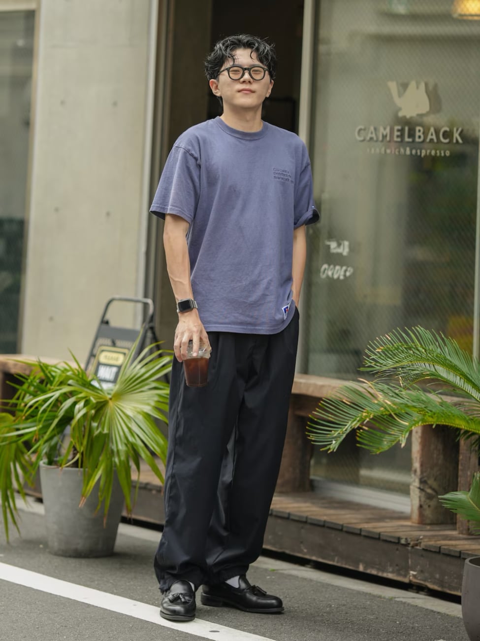 ▼ラフだけど品よくキマるTシャツ×ブラックパンツコーデ