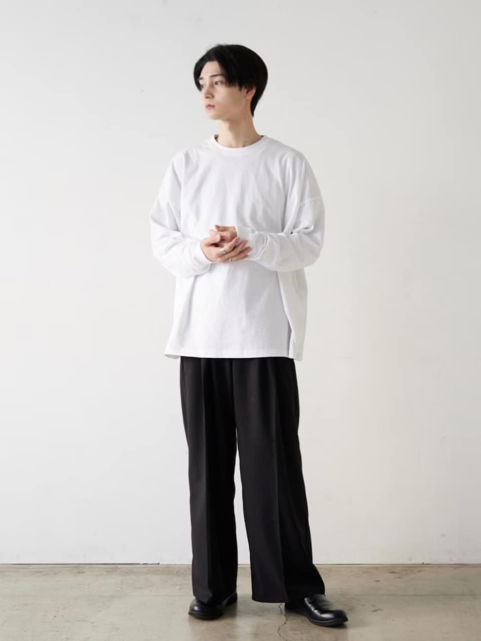 ▼白ロンT×黒スラックスのシンプルなのにセンスのいいコーデ