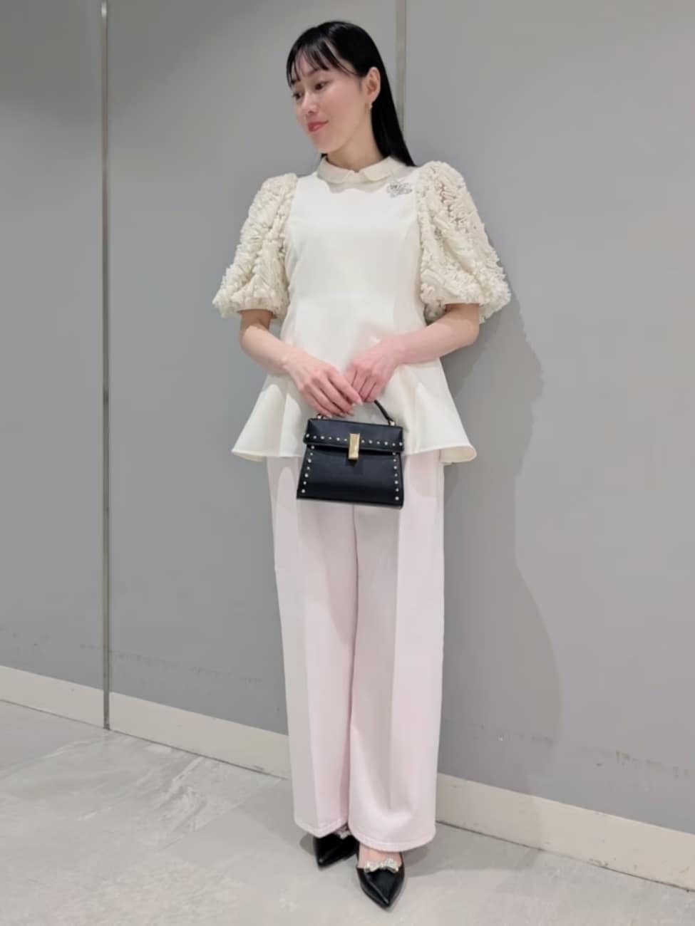 ▼上品&華やかな白ブラウス×ピンクスラックスコーデ
