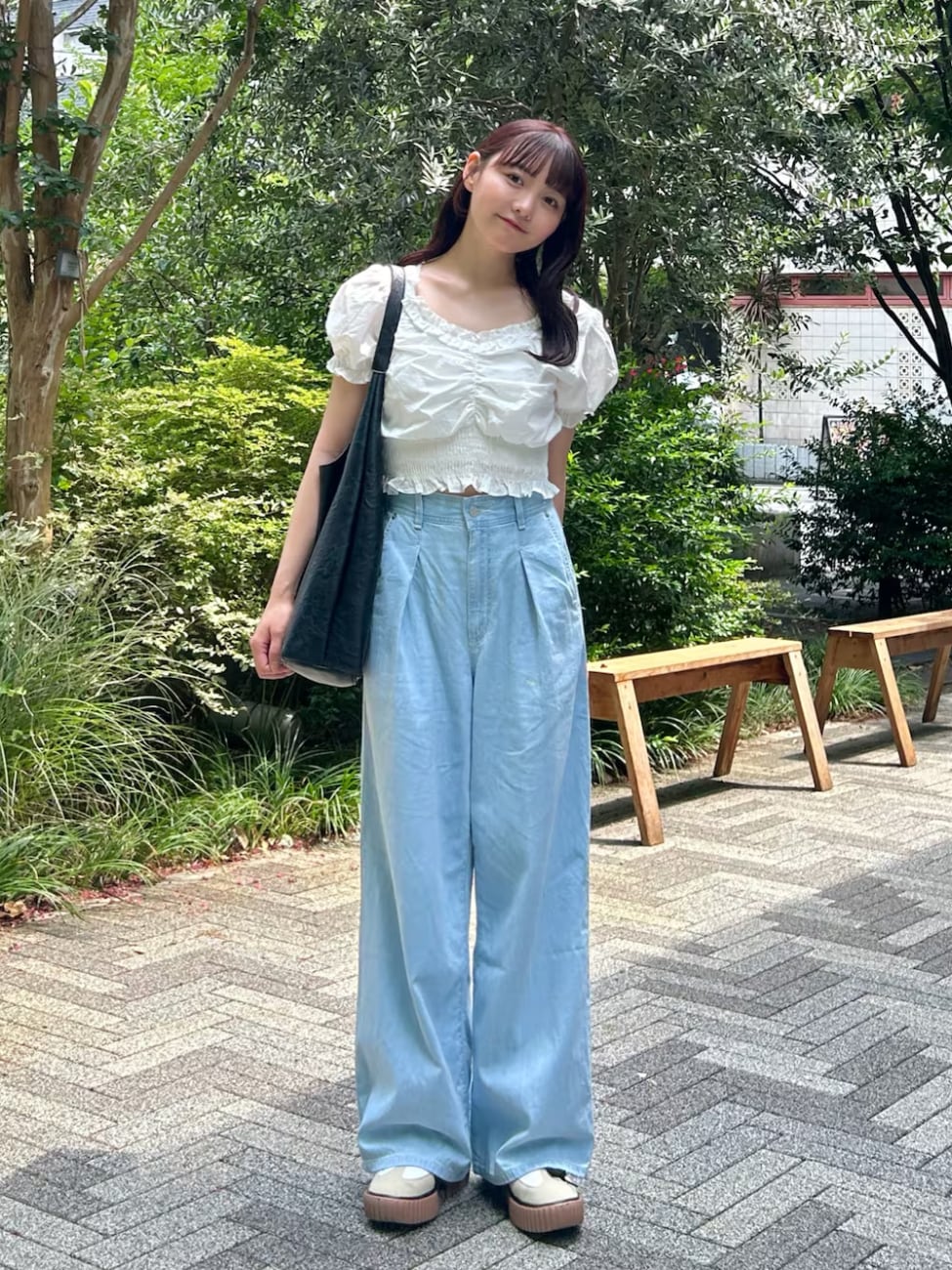 ▼白ブラウス×デニムパンツの愛らしいコーデ