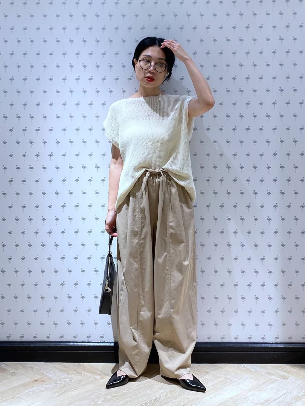 ▼白のサマーニット×ベージュコクーンパンツの優しげコーデ
