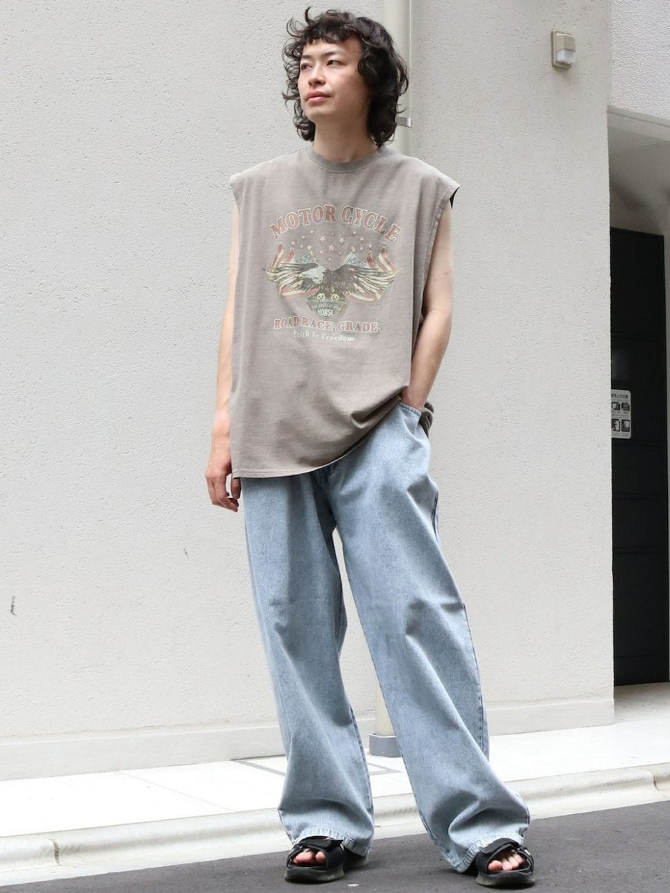 ルーズなデニムパンツで今どきコーデに