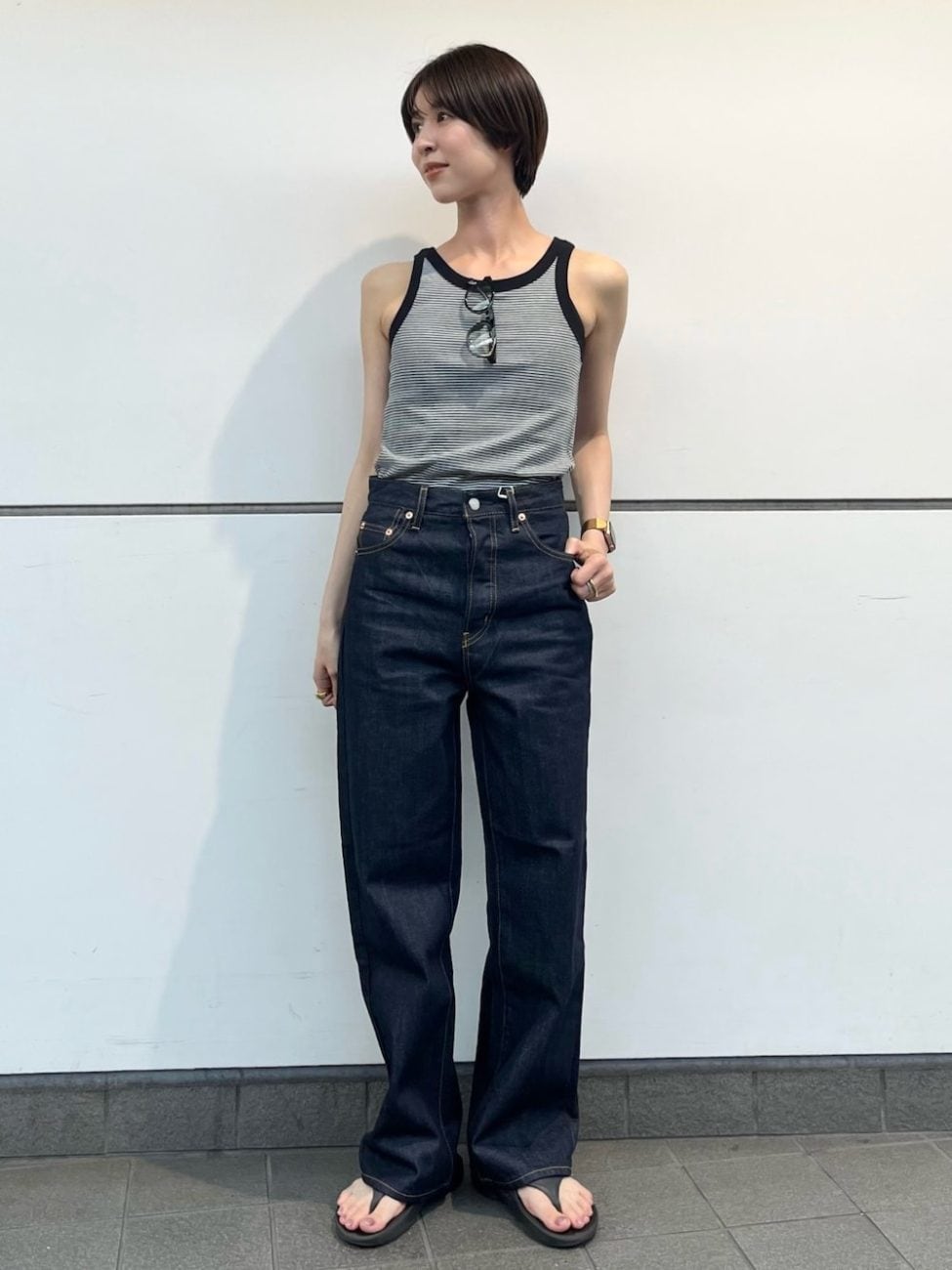 濃いブルーデニムで大人の装いに