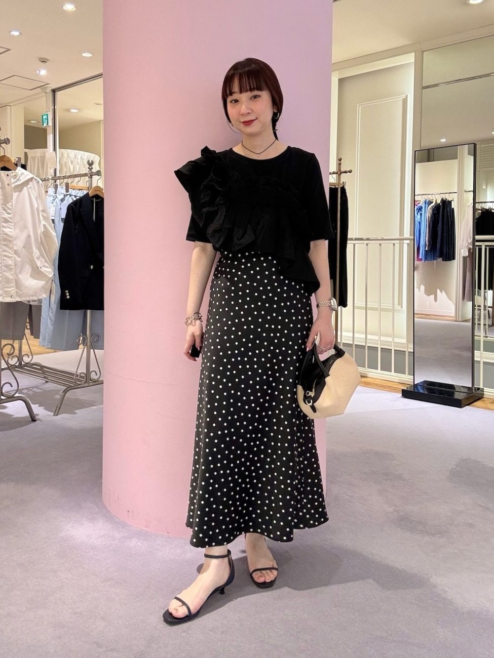 ▼黒のナロースカートでレディな夏コーデに