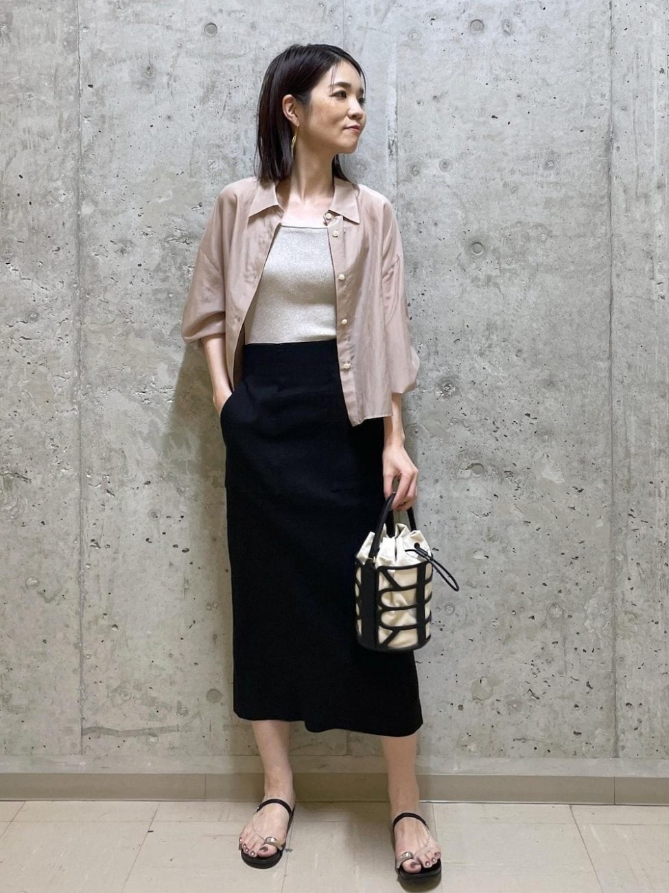 ▼美光沢のシャツでリッチに寄せる