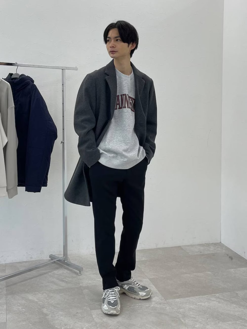 ▼ロゴ入りトレーナーにチェスターコートを羽織って大人っぽく