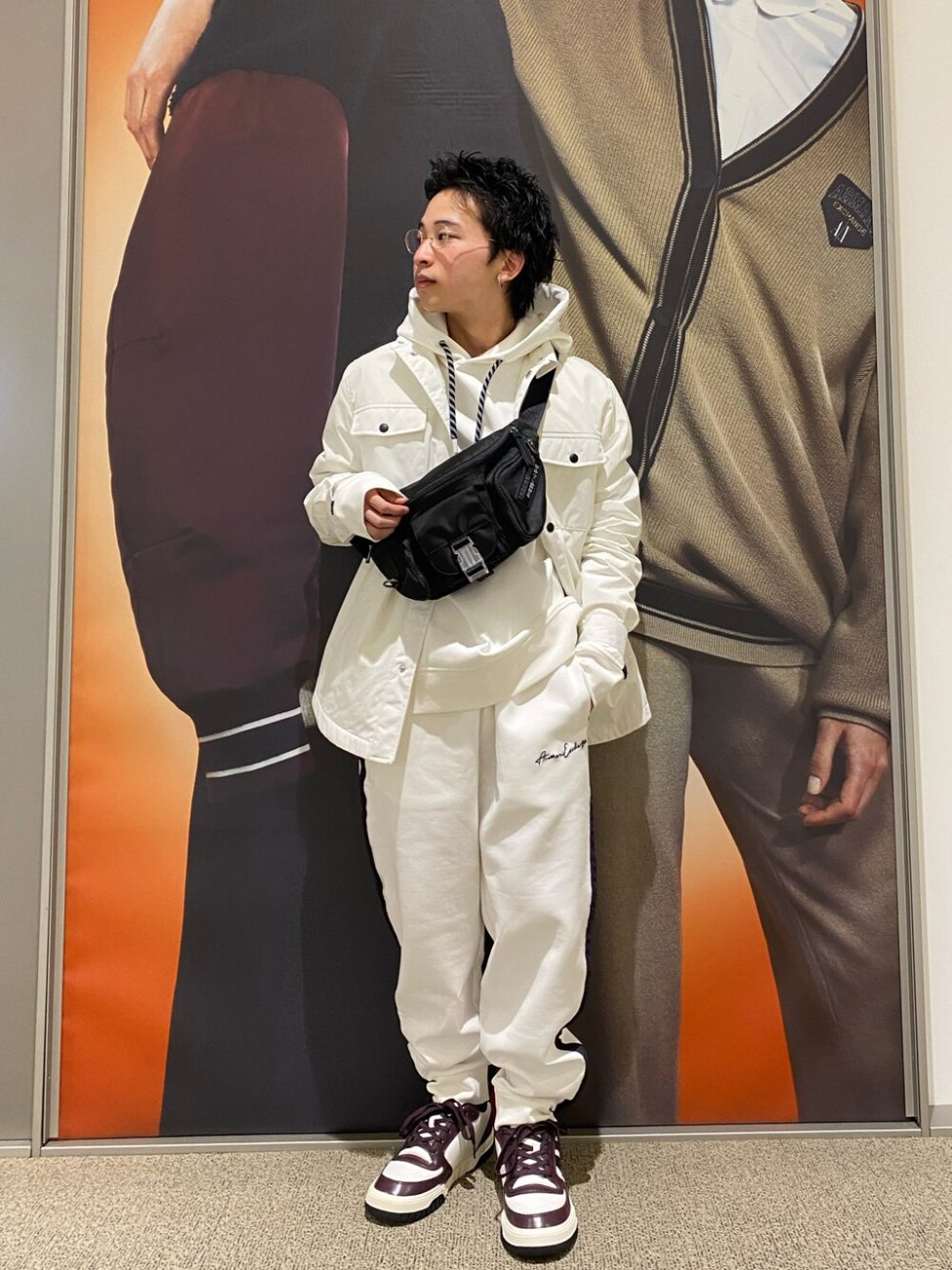 ▼スウェットパーカーとパンツのセットアップで洗練された着こなし