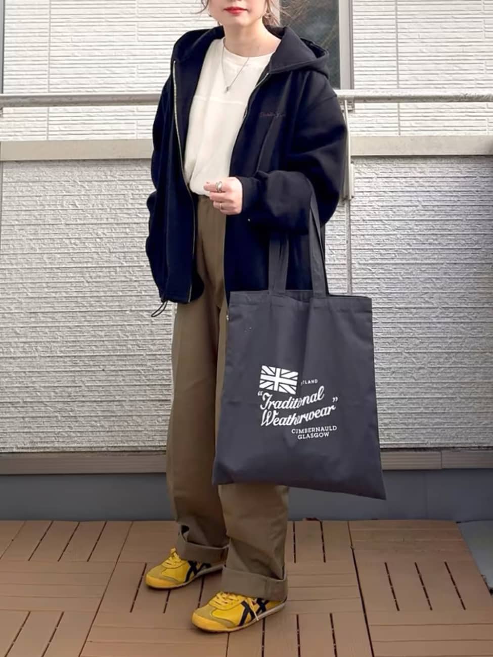 ▼ジップパーカーはさらっと羽織るだけでこなれ感を出せる