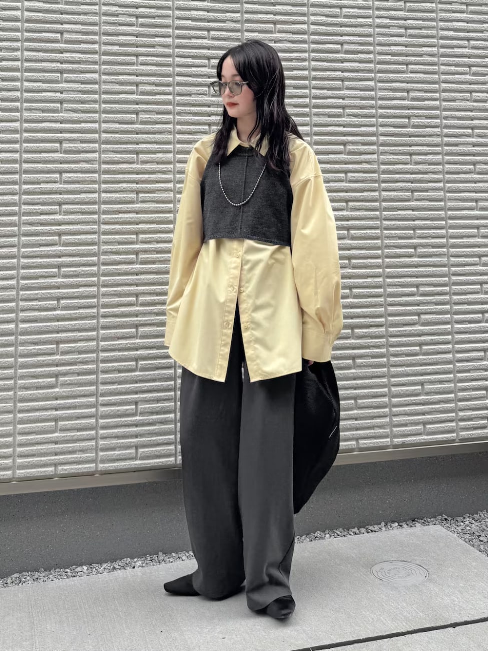 ▼淡いイエロー系のロングシャツをアクセントにしたレイヤードコーデ