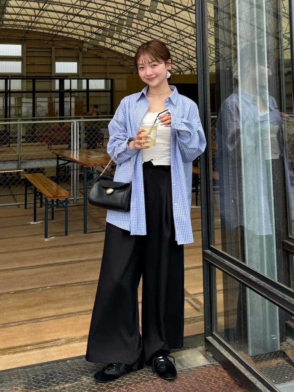 ▼ビックシャツは開けて着こなせばこなれ感たっぷりなコーデになる!