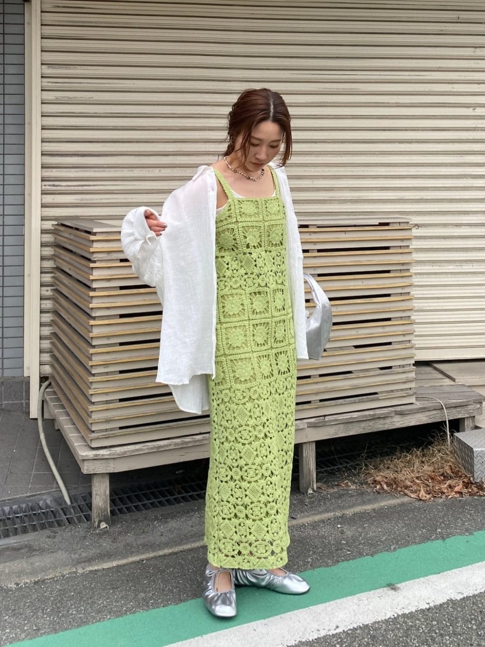 ルーズなシャツでこなれ感をもたらす