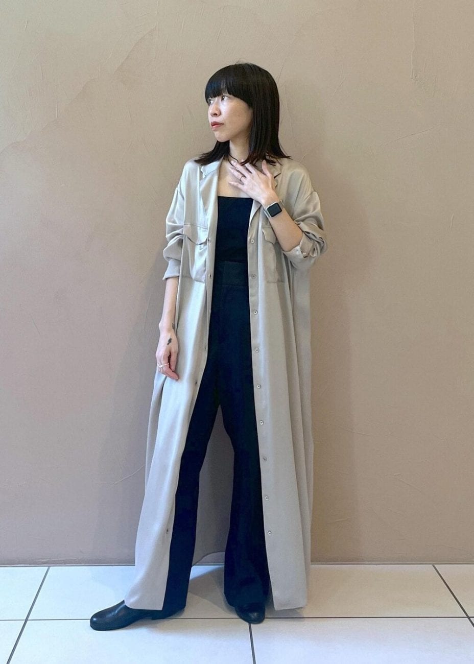 シャツワンピースをラフに着崩す