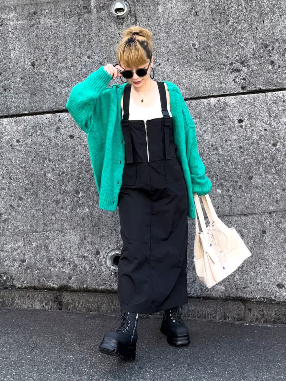 ▼がつんと重いトリプルソールの黒ブーツでゆったりコーデにアクセント