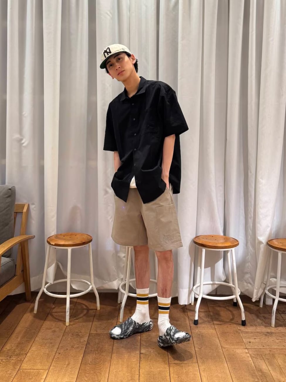 ▼黒シャツ×ハーフパンツ
