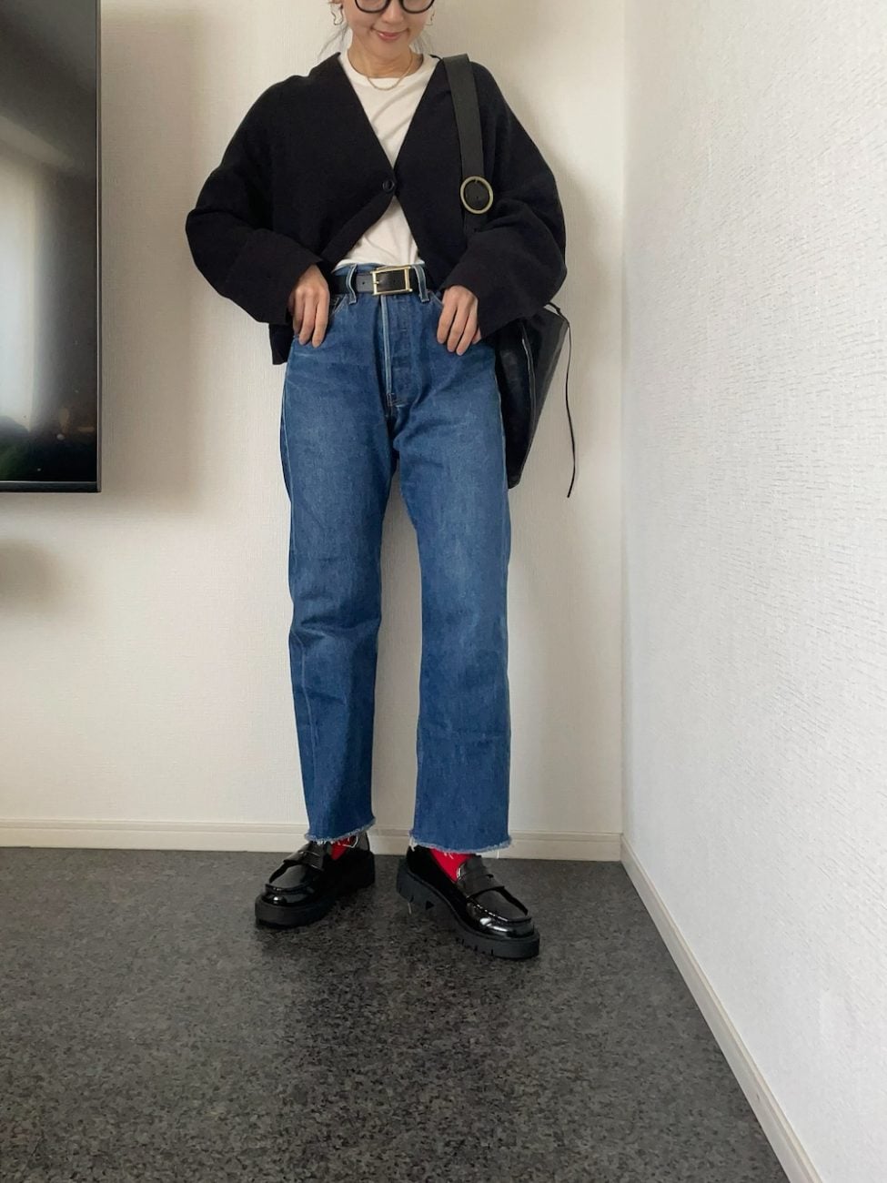 ▼厚手カーディガン×カットソー×デニムパンツ