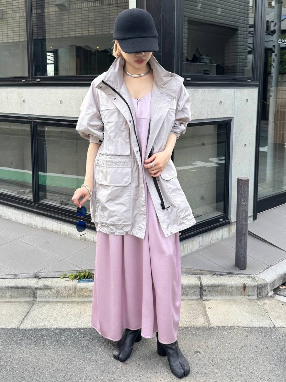 ▼同系色のアウターで品よくカジュアルに