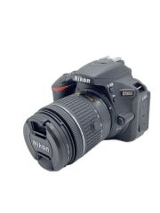 画像：デジタル一眼カメラ D5600 18-55 VR レンズキット//