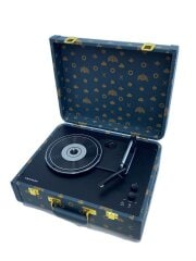 画像：CROSLEY社トランク型ポータブル・アナログプレーヤ-/東京事変