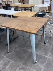 画像：ダイニングテーブル/BRW