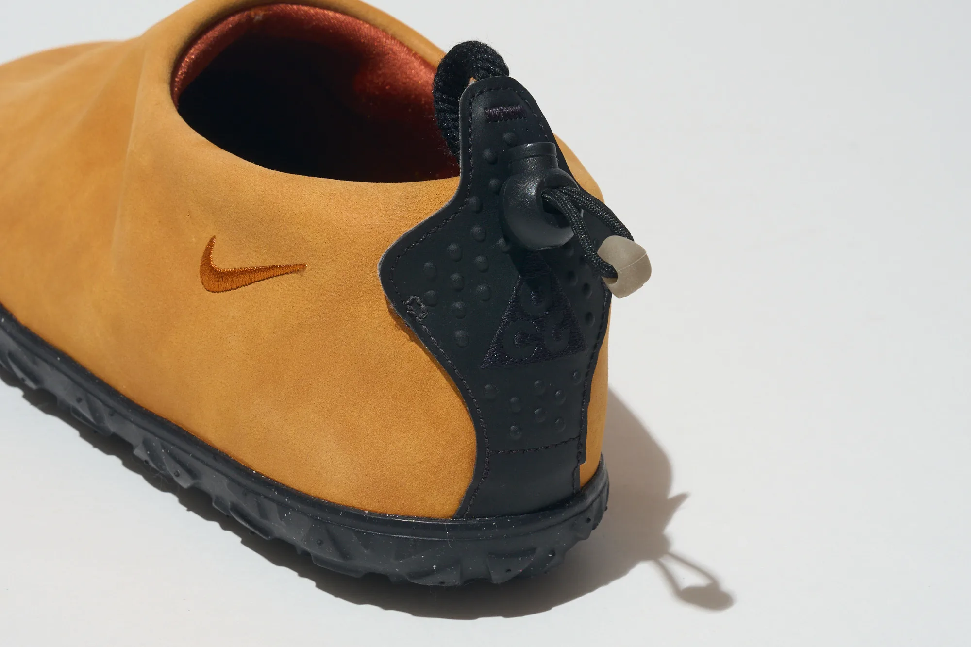 新品正規品 NIKE ACG AIR MOC エアモック 90s 名作ギアのオールドデザインが最⾼！〈NIKE ACG〉【フットウェア