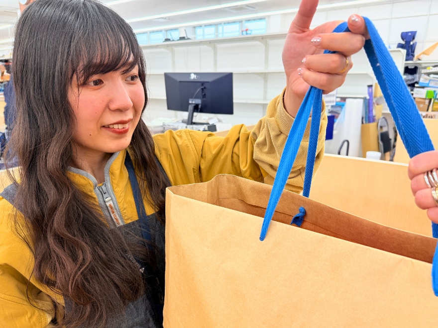 受付で買取するお品物を渡す様子
