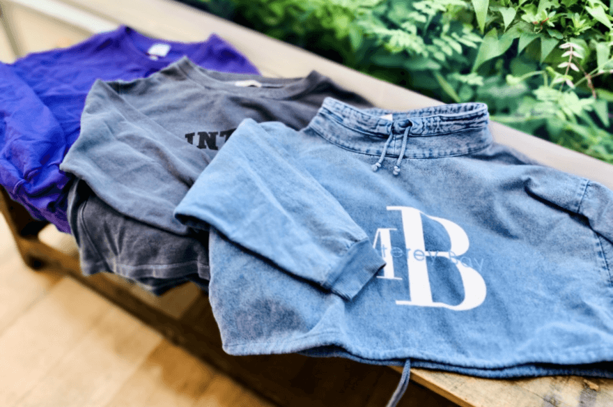 人気のクロップド丈トップス