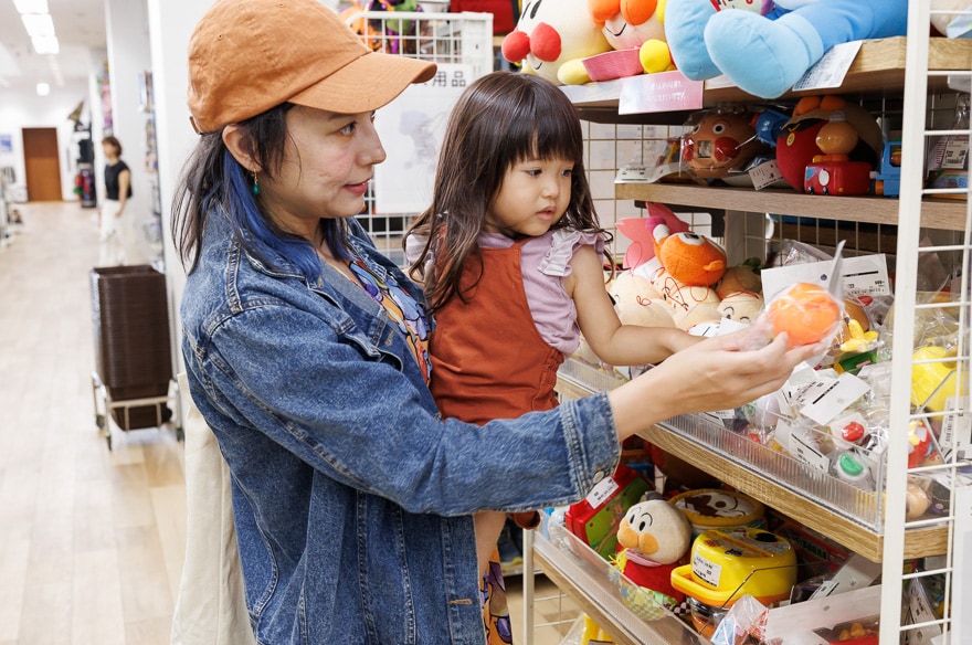 おもちゃ売り場でおもちゃを選ぶ様子