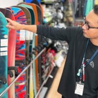 スノボの売場で説明している様子の店長